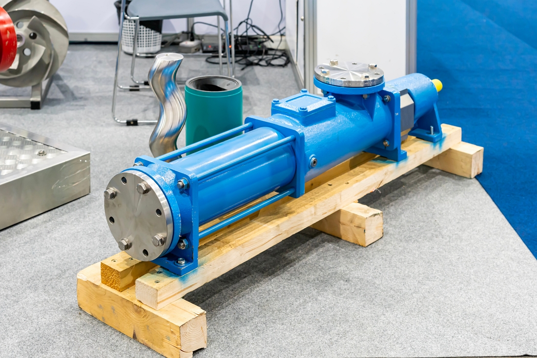 Progressive cavity positive displacement pump or eccentric screw pump for conveying sludge or other fluid high viscous.
